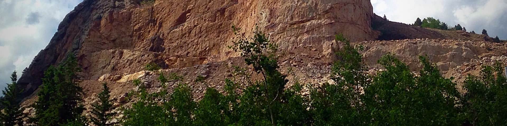 Una montaña con un pico prominente y otro más pequeño a la izquierda.