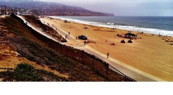 Overcast and cool day at the Redondo beach looking towards Palos Verdes.