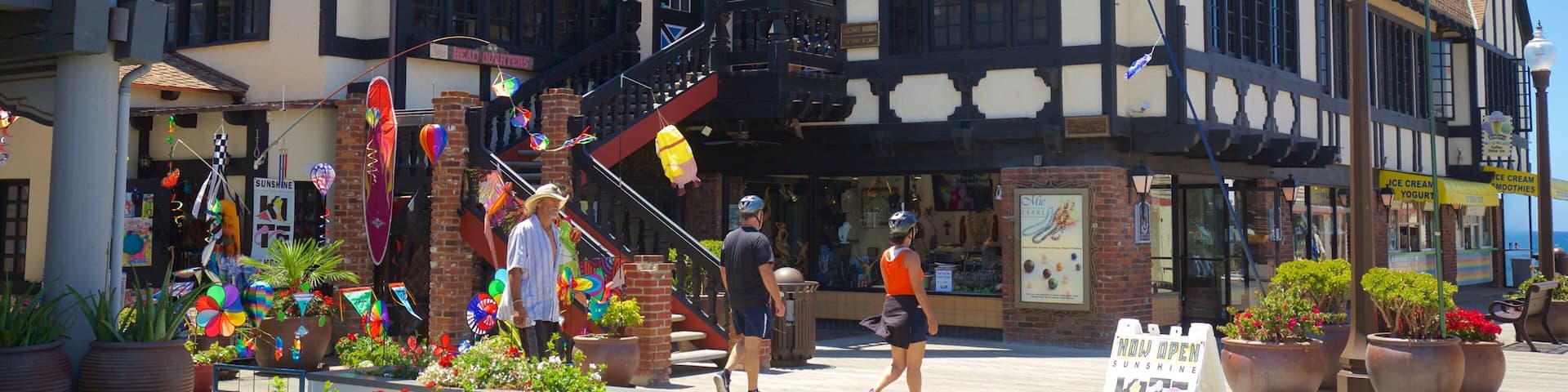 Redondo Beach showing signage and street scenes