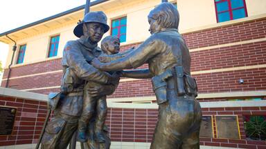 California mostrando arte al aire libre y una estatua o escultura