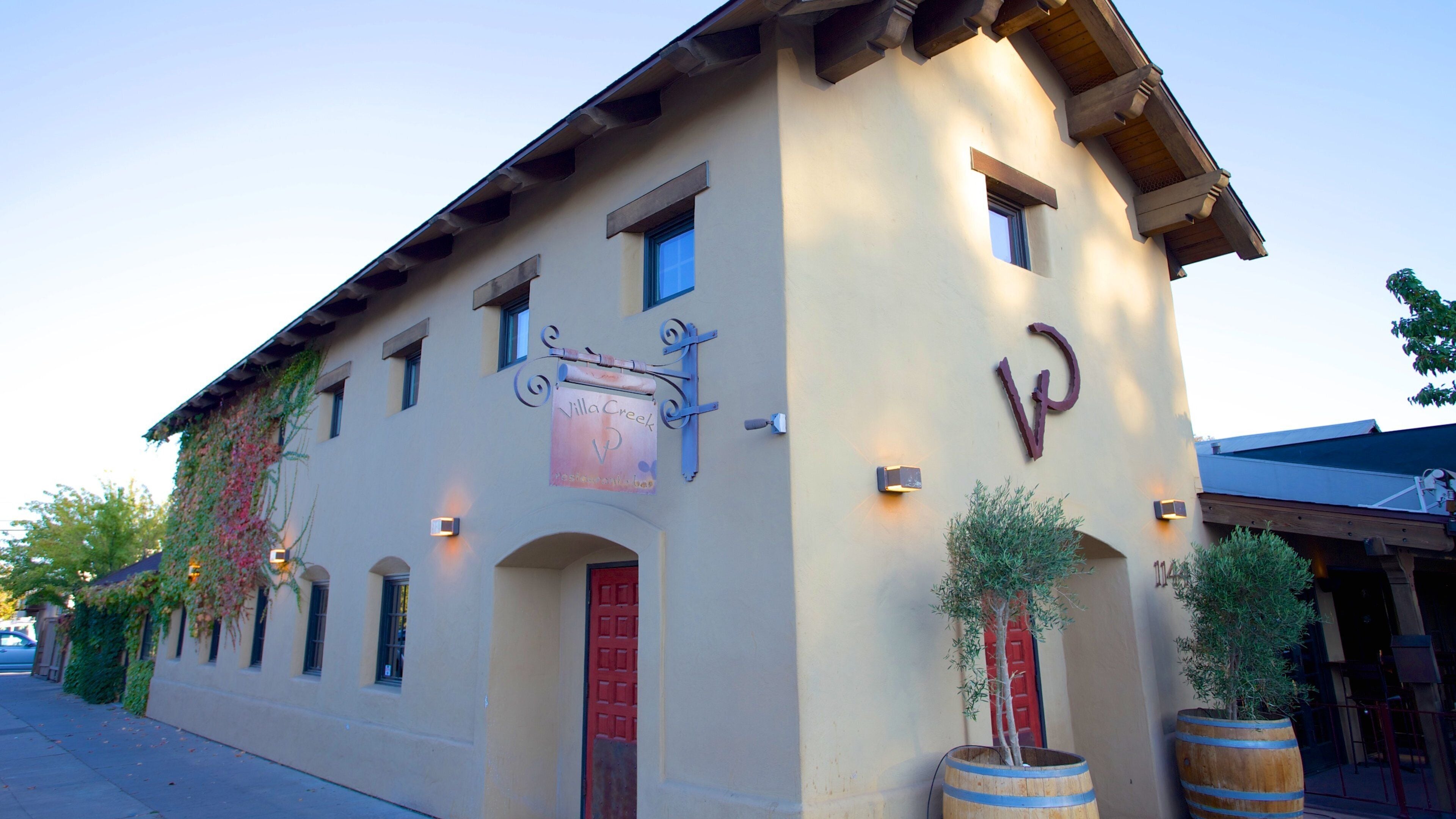 Central Coast California which includes a house and street scenes