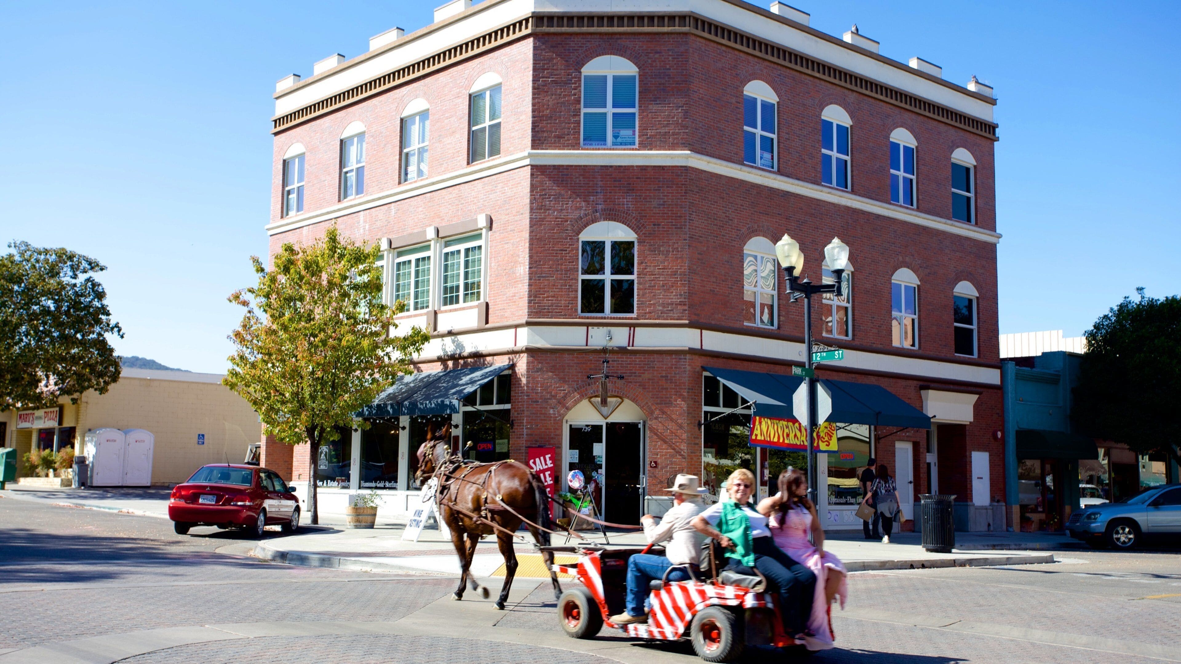 Central Coast California which includes street scenes