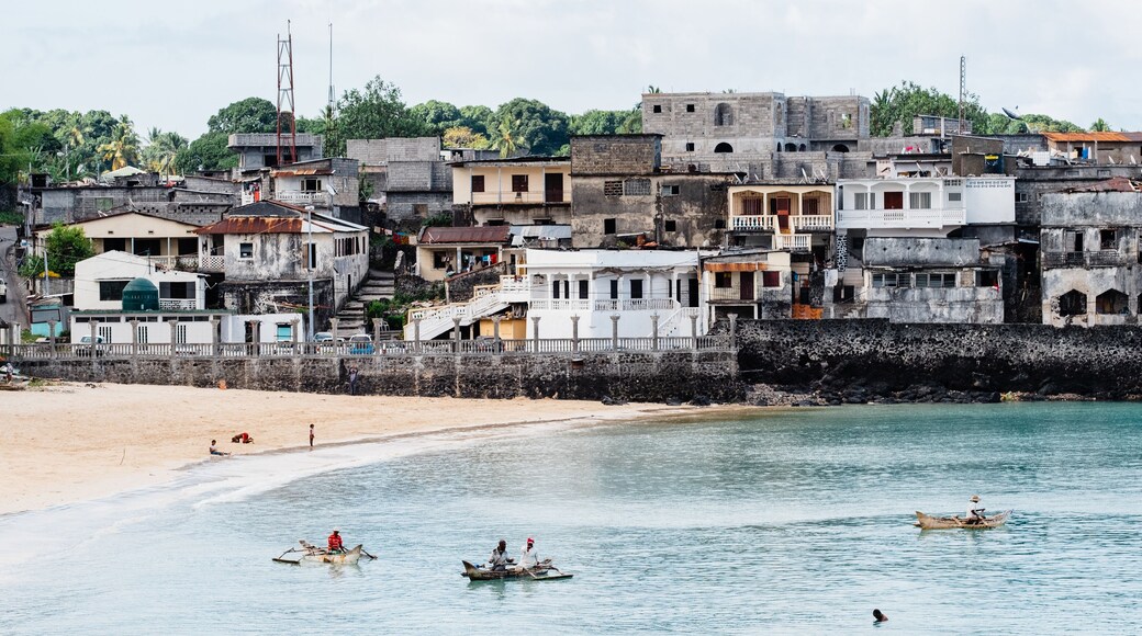 Plage, pirogue et ville d'Itsandra dans les îles Comores