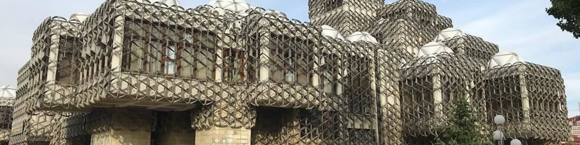 Un moderno edificio de arquitectura con un diseño geométrico único.