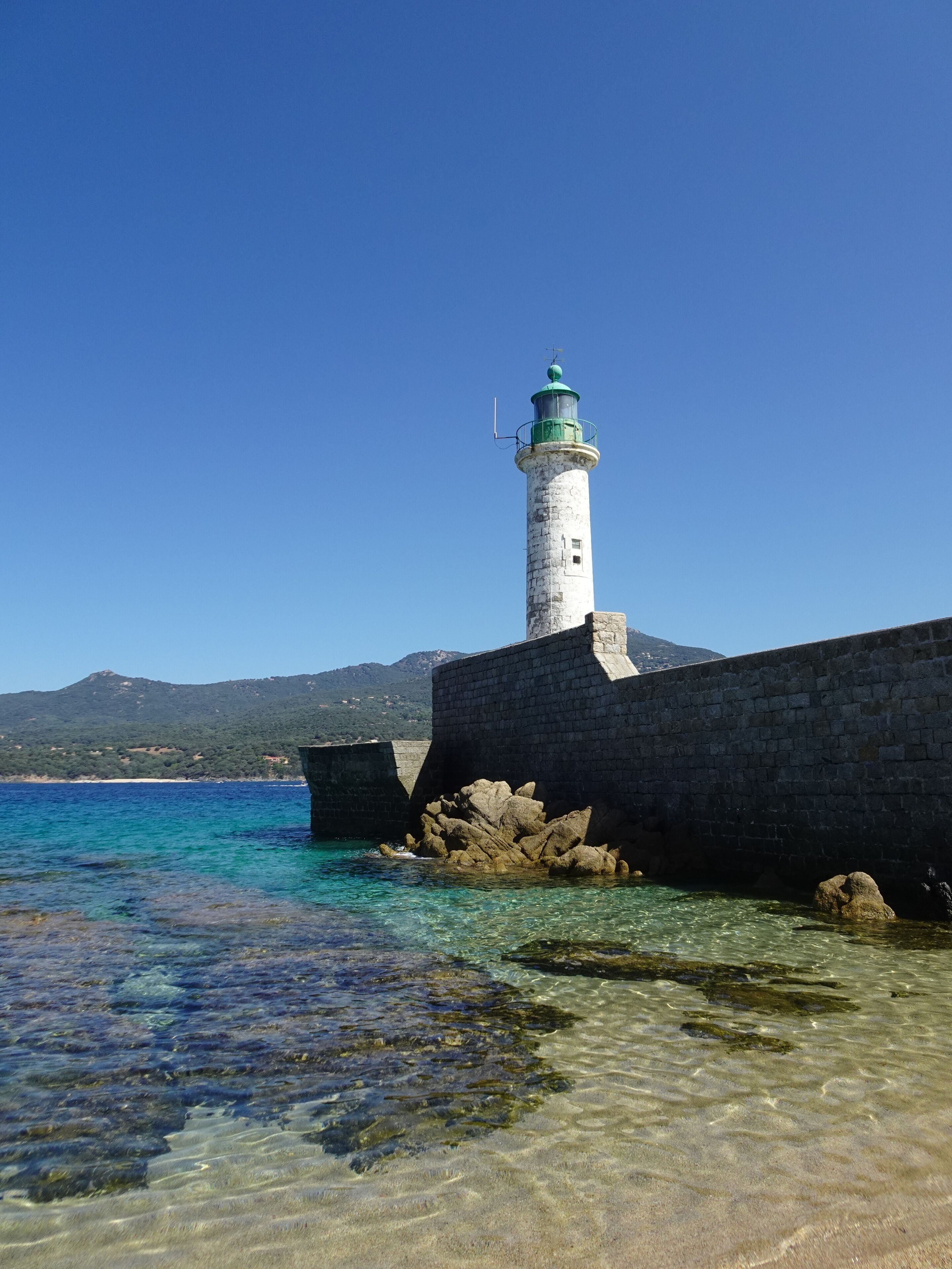 #lighthouse #Propriano #Corsega #France

We arrived at Propriano on a cruise ship and decided to spend the day at the beach. Leaving the ship, we walked about 100 meters and arrived at Plage du Lido. The beach is beautiful with warm and calm water. At the end, on the right side of the beach, is the Propriano Lighthouse that complements the beauty of the beach. It lies at the entrance to the city's port.

Chegamos a Propriano em um navio de cruzeiro e resolvemos passar o dia na praia. Saindo do navio, andamos cerca de 100 metros e chegamos à Plage du Lido. A praia é belíssima com água tépida e calma. No final, do lado direito da praia, fica o Farol de Propriano que complementa a beleza da praia. Ele encontra-se na entrada do porto da cidade.
