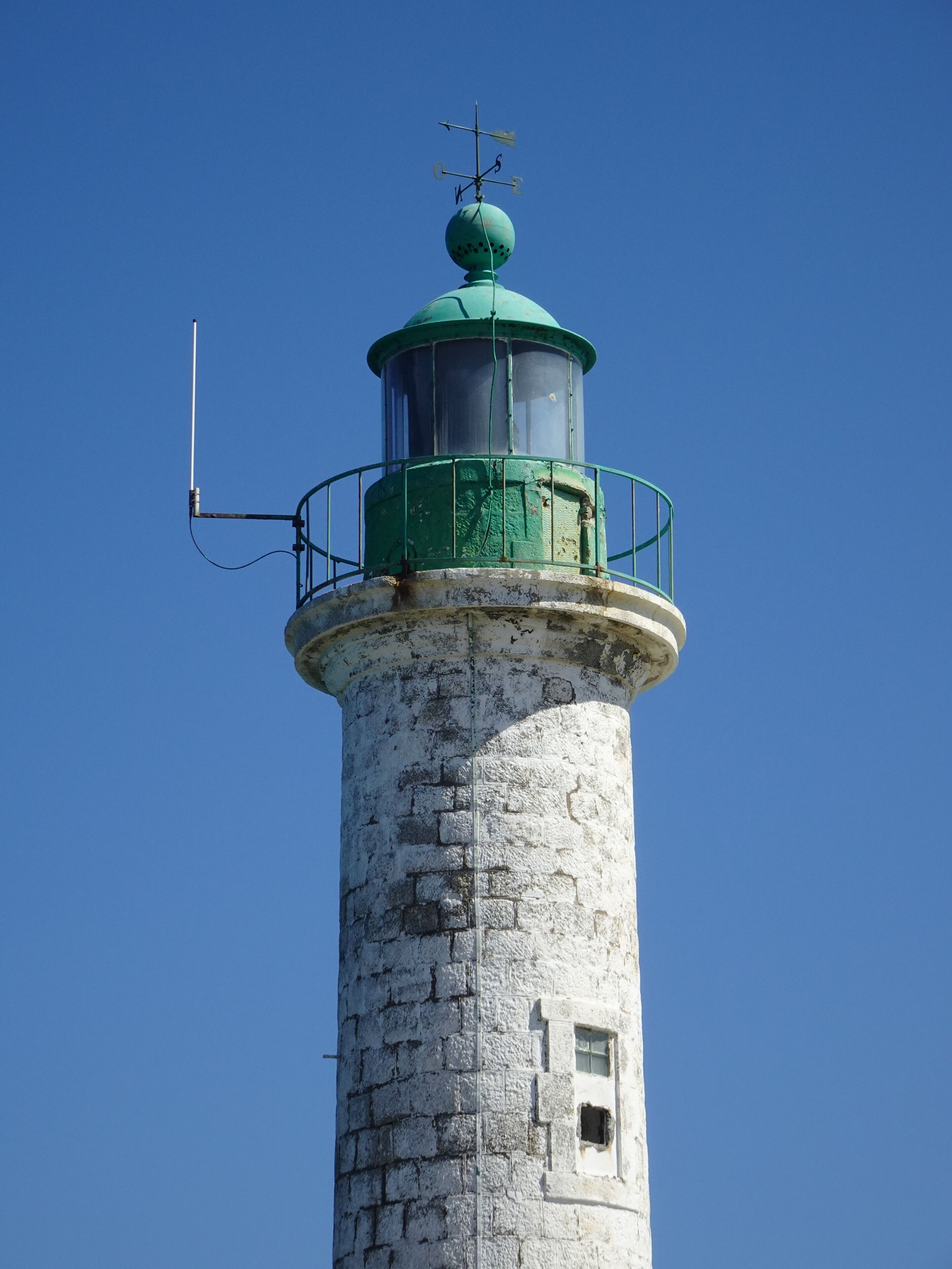 #lighthouse #Propriano #Corsega #France

We arrived at Propriano on a cruise ship and decided to spend the day at the beach. Leaving the ship, we walked about 100 meters and arrived at Plage du Lido. The beach is beautiful with warm and calm water. At the end, on the right side of the beach, is the Propriano Lighthouse that complements the beauty of the beach. It lies at the entrance to the city's port.

Chegamos a Propriano em um navio de cruzeiro e resolvemos passar o dia na praia. Saindo do navio, andamos cerca de 100 metros e chegamos à Plage du Lido. A praia é belíssima com água tépida e calma. No final, do lado direito da praia, fica o Farol de Propriano que complementa a beleza da praia. Ele encontra-se na entrada do porto da cidade.