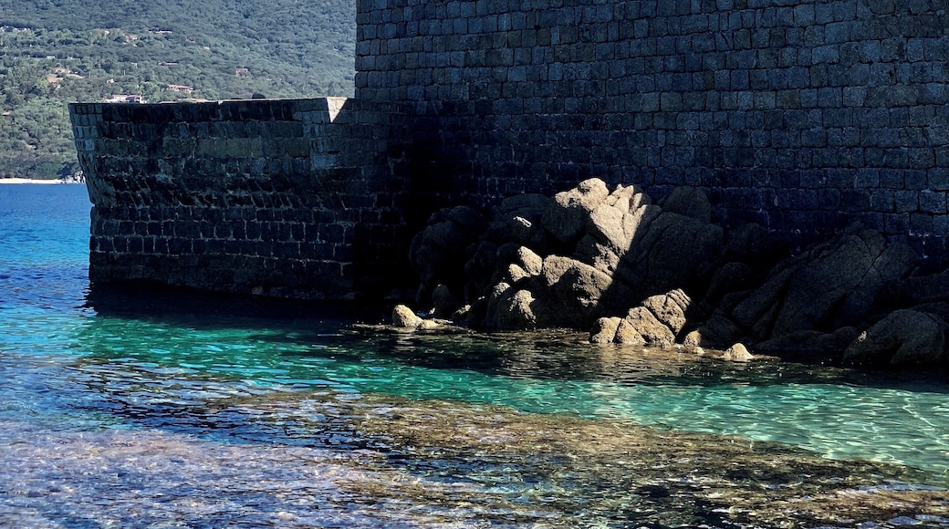 #lighthouse #Propriano #Corsega #France
We arrived at Propriano on a cruise ship and decided to spend the day at the beach. Leaving the ship, we walked about 100 meters and arrived at Plage du Lido. The beach is beautiful with warm and calm water. At the end, on the right side of the beach, is the Propriano Lighthouse that complements the beauty of the beach. It lies at the entrance to the city's port.
Chegamos a Propriano em um navio de cruzeiro e resolvemos passar o dia na praia. Saindo do navio, andamos cerca de 100 metros e chegamos à Plage du Lido. A praia é belíssima com água tépida e calma. No final, do lado direito da praia, fica o Farol de Propriano que complementa a beleza da praia. Ele encontra-se na entrada do porto da cidade.