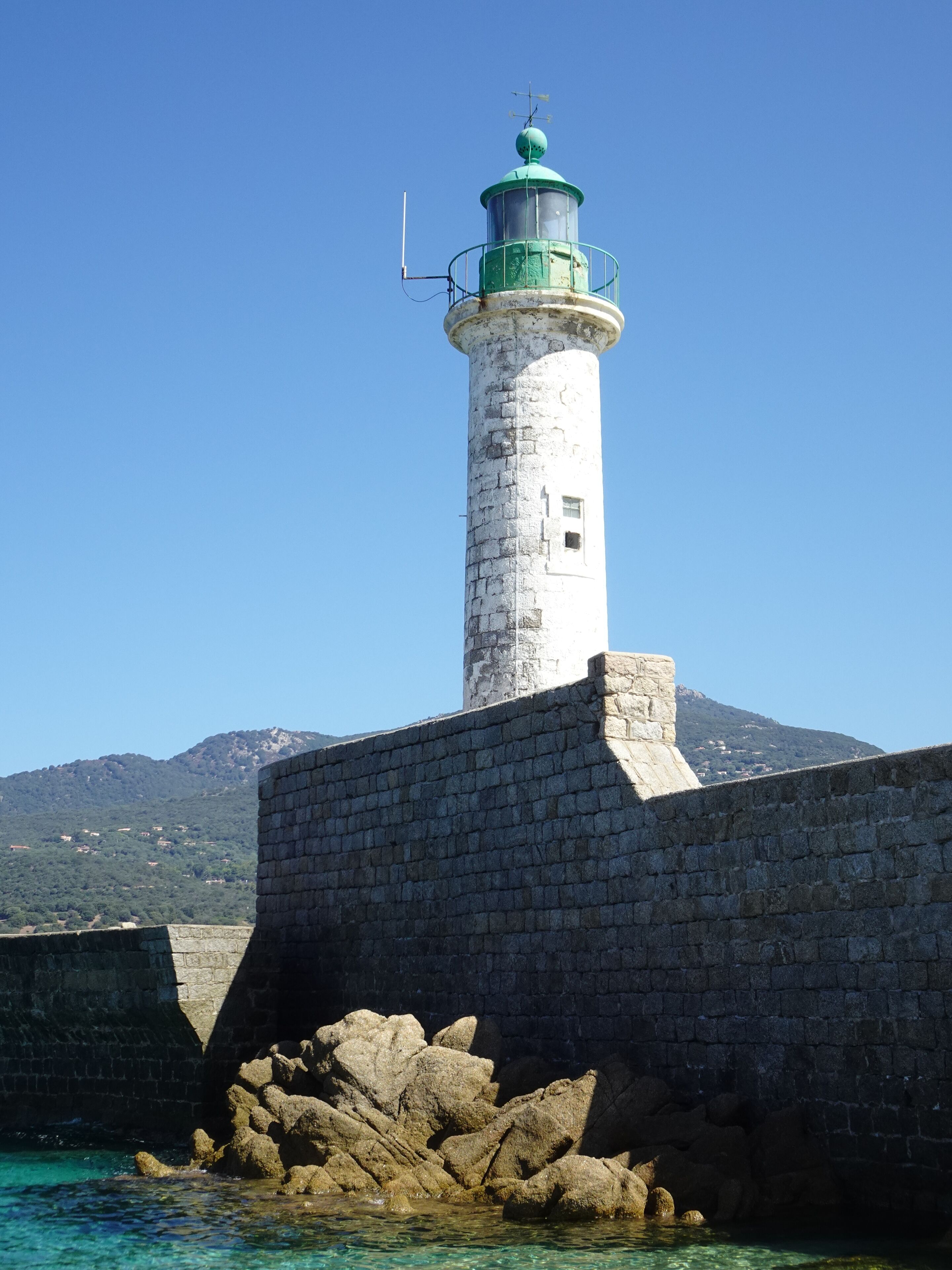 #lighthouse #Propriano #Corsega #France

We arrived at Propriano on a cruise ship and decided to spend the day at the beach. Leaving the ship, we walked about 100 meters and arrived at Plage du Lido. The beach is beautiful with warm and calm water. At the end, on the right side of the beach, is the Propriano Lighthouse that complements the beauty of the beach. It lies at the entrance to the city's port.

Chegamos a Propriano em um navio de cruzeiro e resolvemos passar o dia na praia. Saindo do navio, andamos cerca de 100 metros e chegamos à Plage du Lido. A praia é belíssima com água tépida e calma. No final, do lado direito da praia, fica o Farol de Propriano que complementa a beleza da praia. Ele encontra-se na entrada do porto da cidade. 