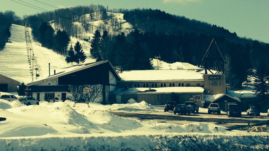 Hardly anyone here! Great way to spend a week day, skiing and tubing!