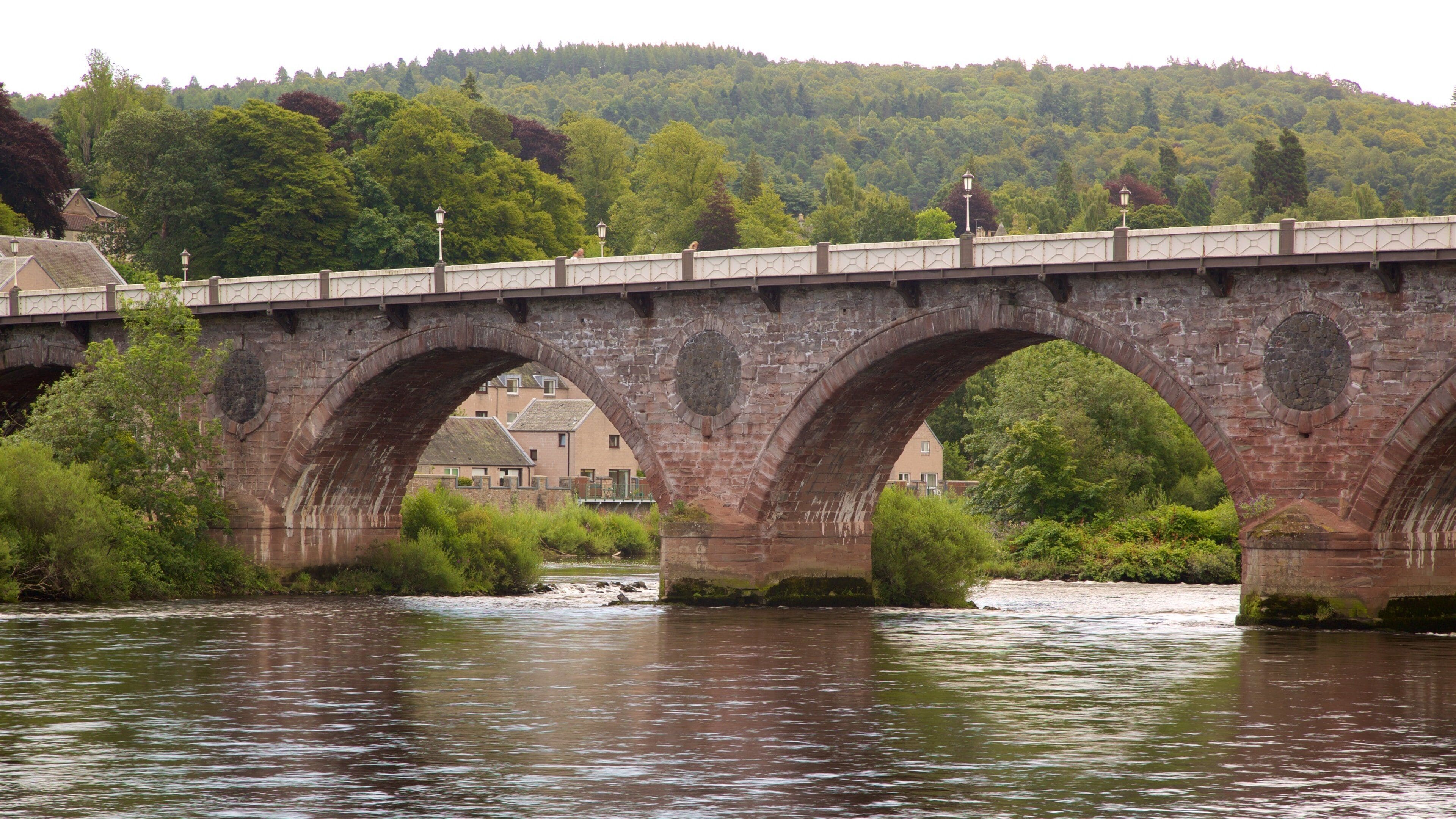 Perth showing a lake or waterhole and a bridge