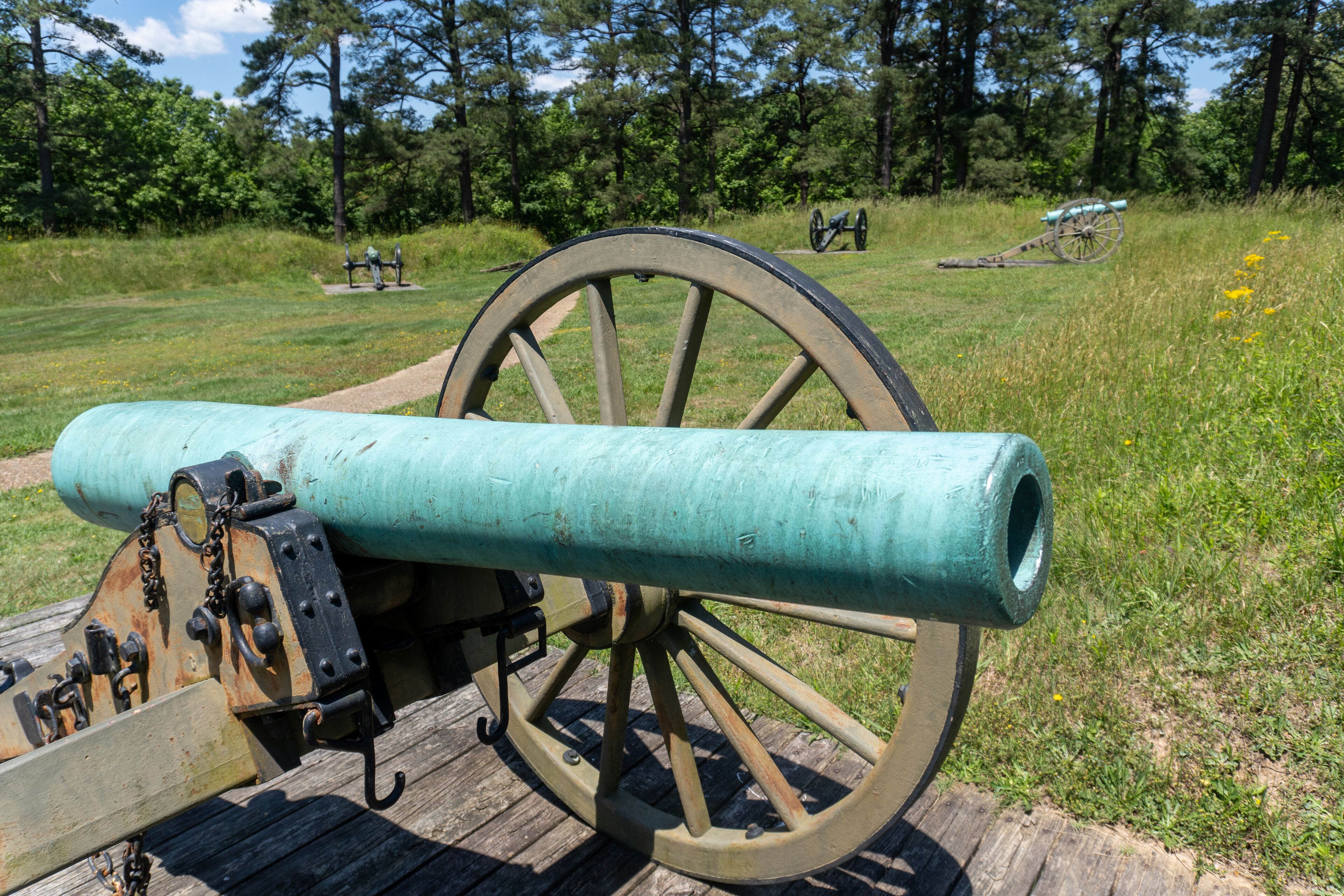 Petersburg, Virginia: Petersburg National Battlefield site of American Civil War Siege of Petersburg. Civil War cannon at Battery 8 of the Dimmock Line. Seized redan made from earthworks.