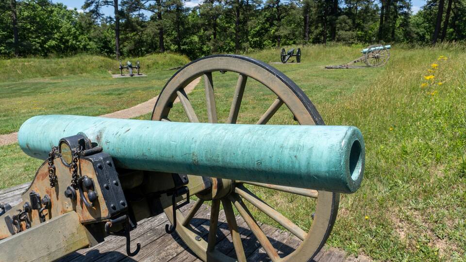 Petersburg, Virginia: Petersburg National Battlefield site of American Civil War Siege of Petersburg. Civil War cannon at Battery 8 of the Dimmock Line. Seized redan made from earthworks.