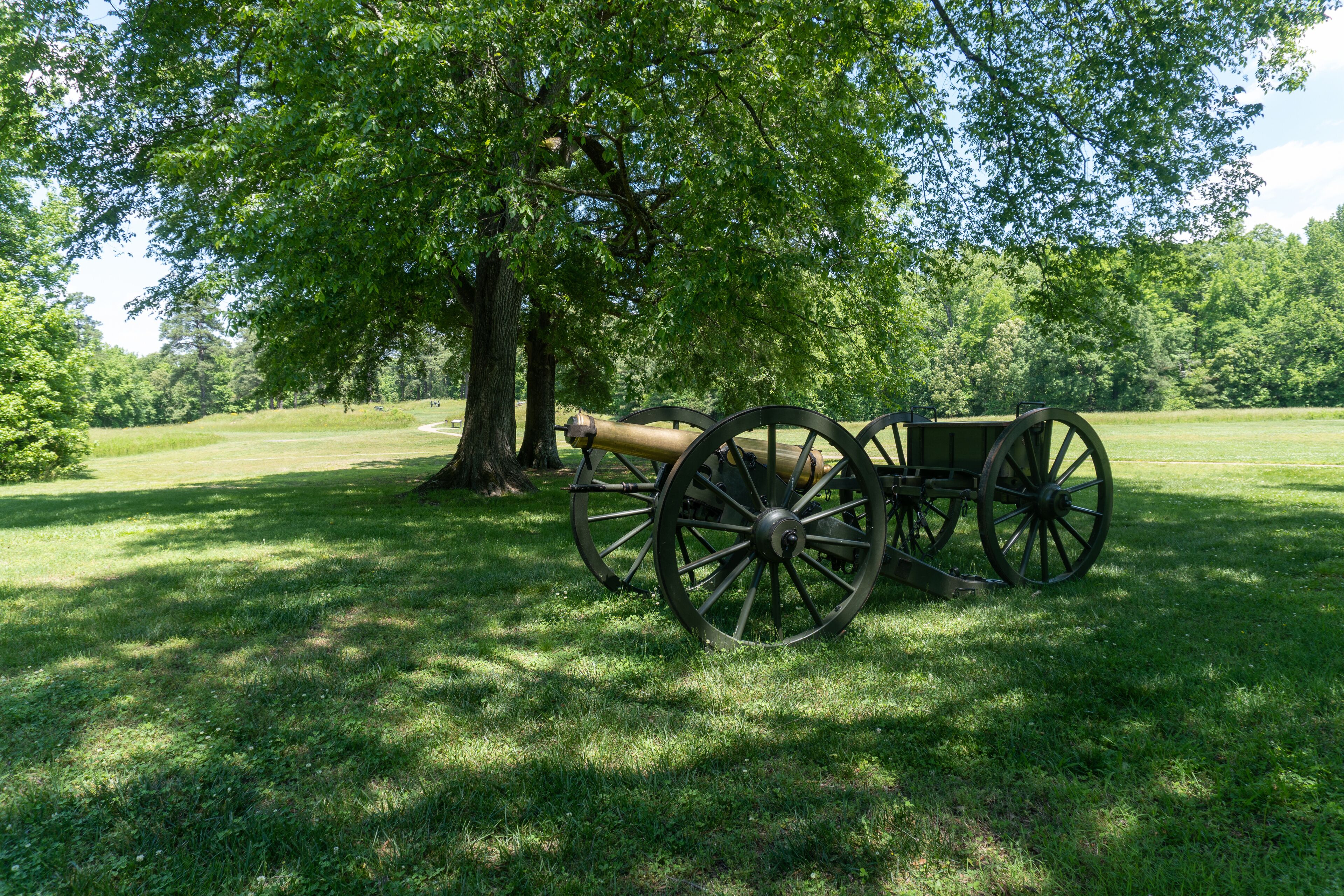 Petersburg, Virginia: Petersburg National Battlefield site of American Civil War Siege of Petersburg. Civil War cannon and limber with ammunition chest. Battery 8 of the Dimmock Line.