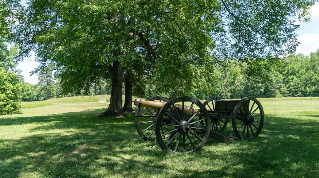 Petersburg, Virginia: Petersburg National Battlefield site of American Civil War Siege of Petersburg. Civil War cannon and limber with ammunition chest. Battery 8 of the Dimmock Line.