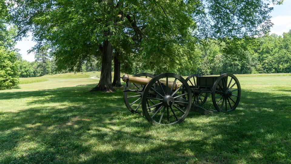Petersburg, Virginia: Petersburg National Battlefield site of American Civil War Siege of Petersburg. Civil War cannon and limber with ammunition chest. Battery 8 of the Dimmock Line.