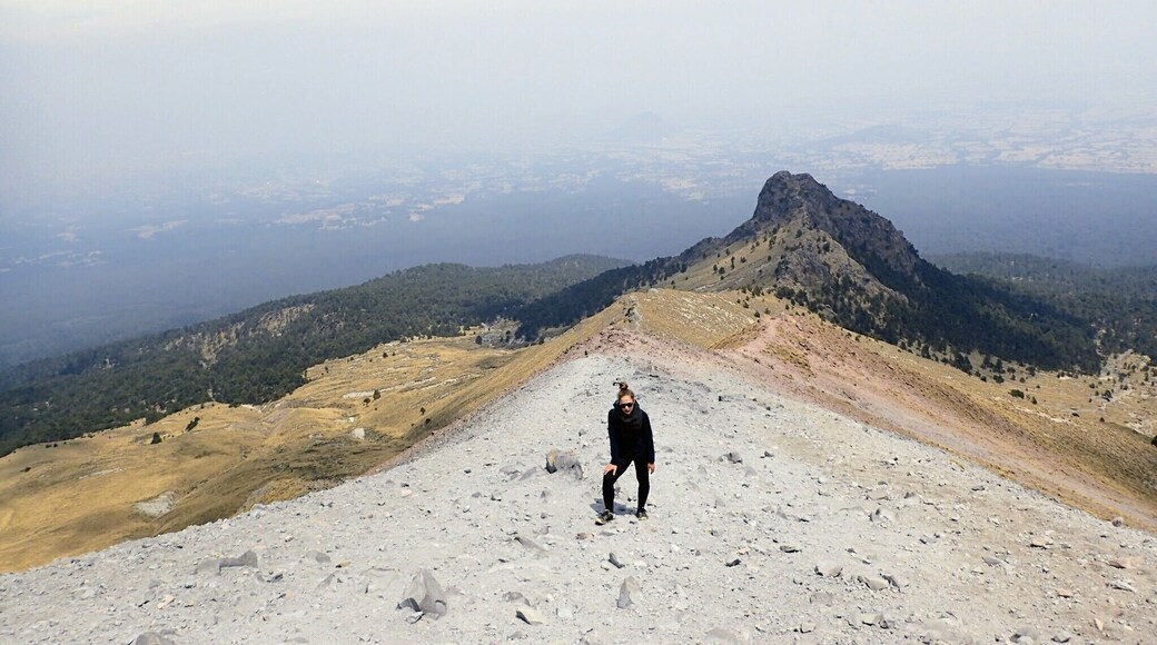 A very difficult and steep ascent up to an altitude of almost 4500 meters.
To get there you have to take a bus to Apizaco where you change to a smaller bus which goes up to the Centro Vacacional where the hike starts. Start as early as possible as there are only 2 or 3 buses a day between Apizaco and the Centro Vacacional.