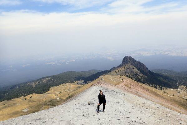 A very difficult and steep ascent up to an altitude of almost 4500 meters.
To get there you have to take a bus to Apizaco where you change to a smaller bus which goes up to the Centro Vacacional where the hike starts. Start as early as possible as there are only 2 or 3 buses a day between Apizaco and the Centro Vacacional.