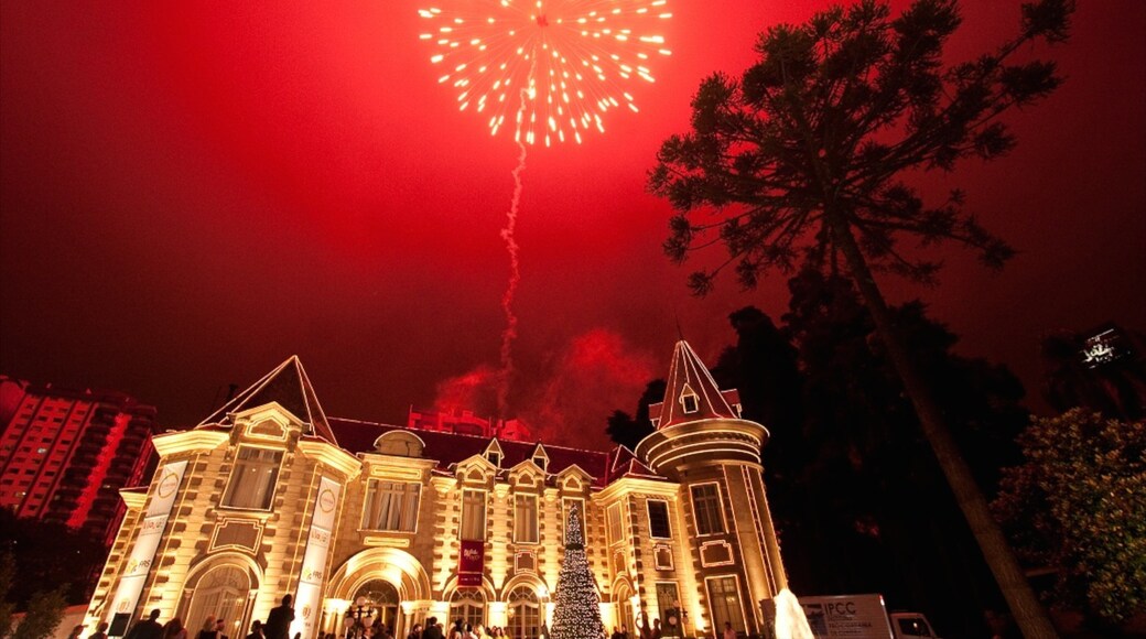 กูรีตีบา เนื้อเรื่องที่ วิวกลางคืน และ มรดกทางสถาปัตยกรรม