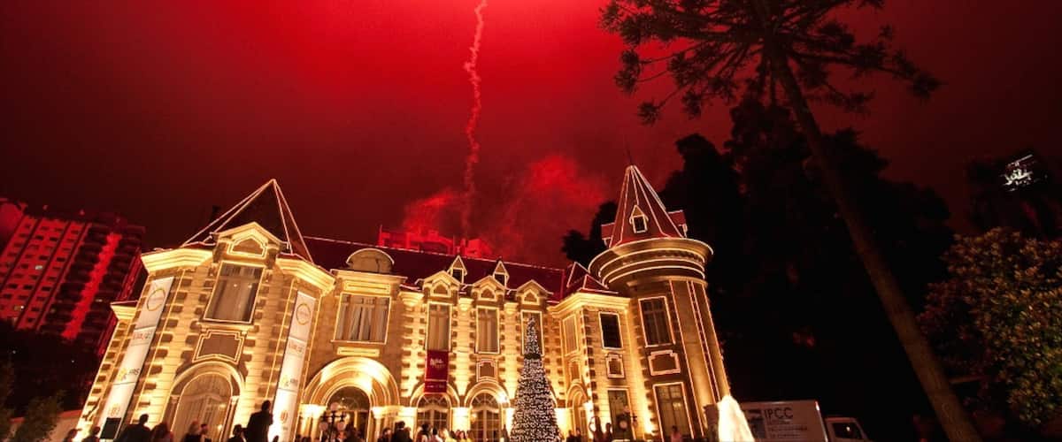 Curitiba ofreciendo escenas nocturnas y arquitectura patrimonial