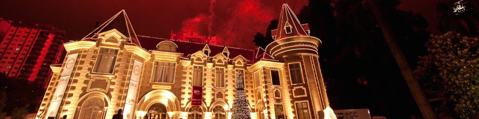 Curitiba which includes heritage architecture and night scenes