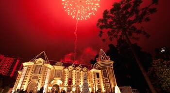 Curitiba caratteristiche di architettura d\'epoca e paesaggio notturno