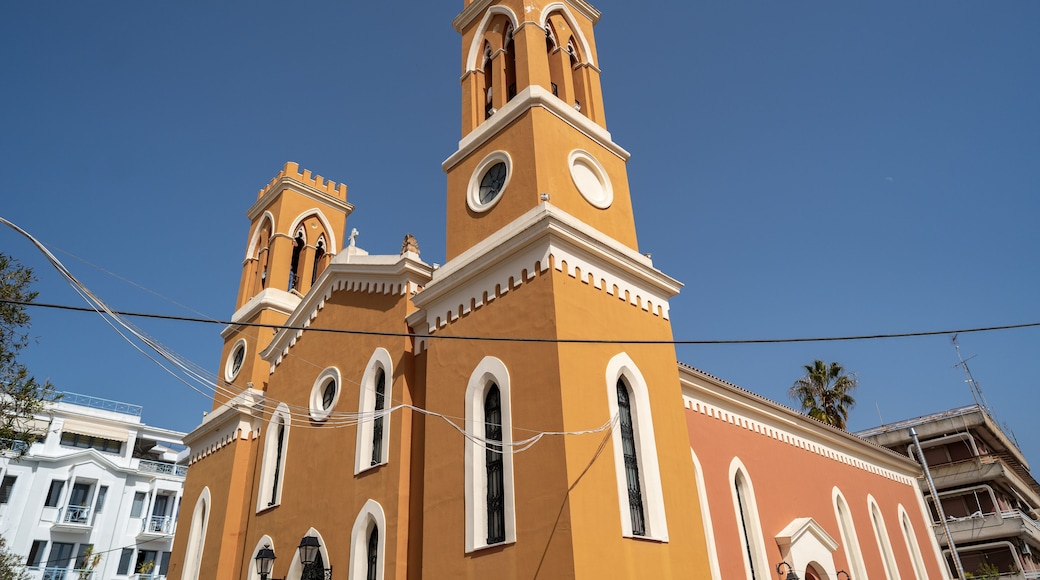 Una iglesia con un campanario y ventanas de arco.