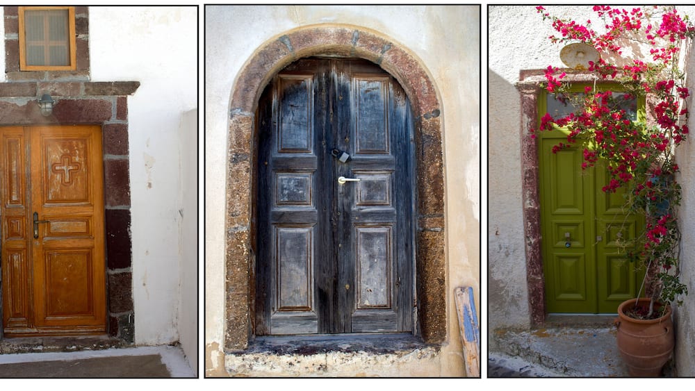 Trois portes : une porte en bois marron ornée d’une croix, une porte bleue avec un trou de serrure, et une porte verte avec un pot de fleurs.