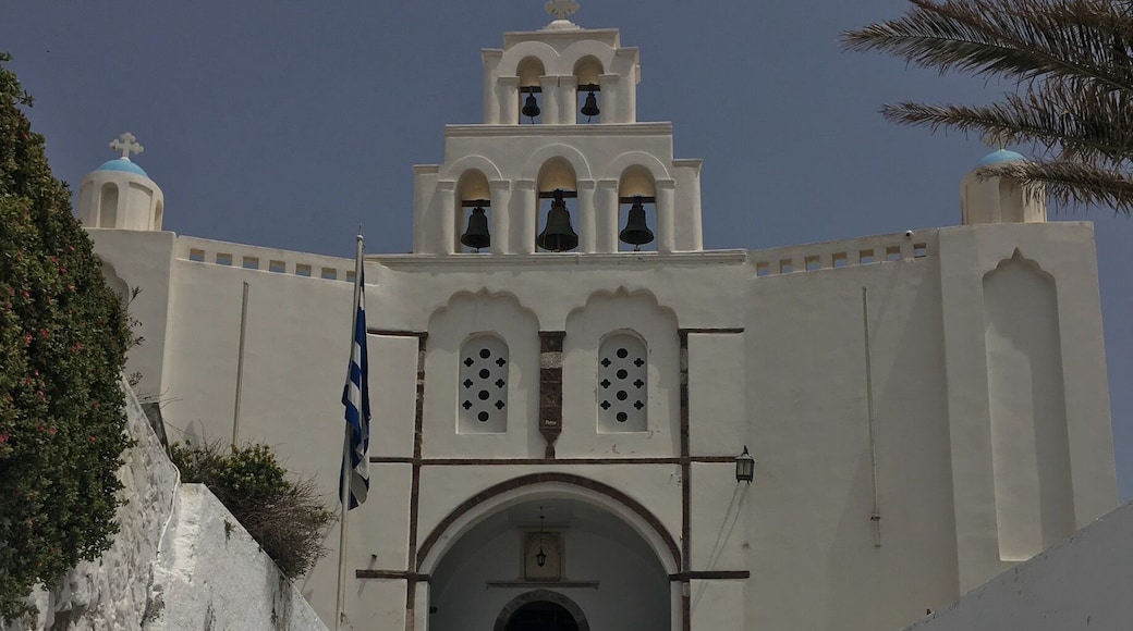 The highest point in Pyrgos... stairway to heaven perhaps! Another beautiful church ⛪