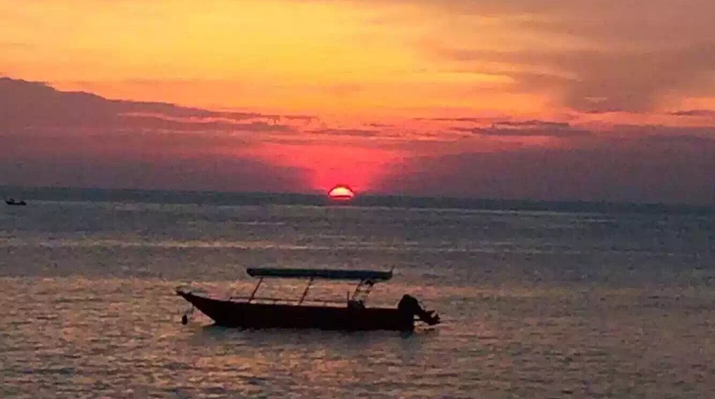 16th May, 2015
short trip, escape to an island, Pulau Pangkor enjoy sunset while having steamboat at Nipah Deli
It is really fascinating momment
Photo taken using iphone6
#GoldenHour