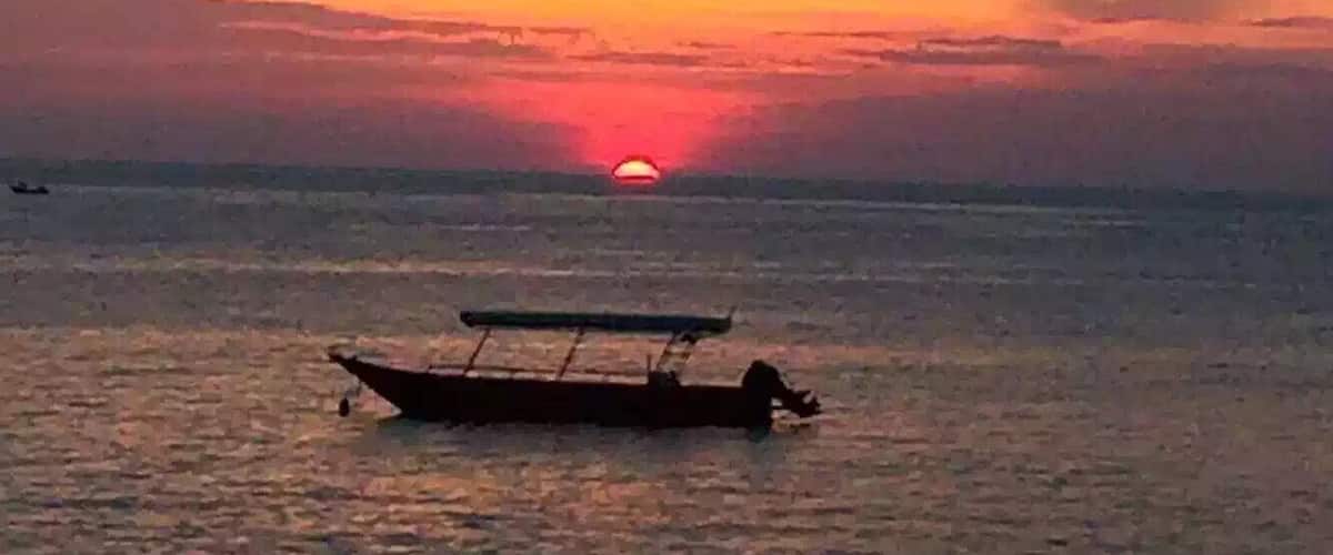 16th May, 2015
short trip, escape to an island, Pulau Pangkor enjoy sunset while having steamboat  at Nipah Deli
It is really fascinating momment 
Photo taken using iphone6
#GoldenHour