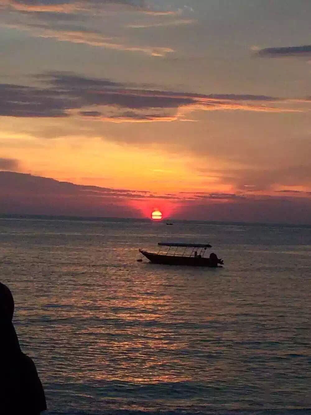 16th May, 2015
short trip, escape to an island, Pulau Pangkor enjoy sunset while having steamboat  at Nipah Deli
It is really fascinating momment 
Photo taken using iphone6
#GoldenHour
