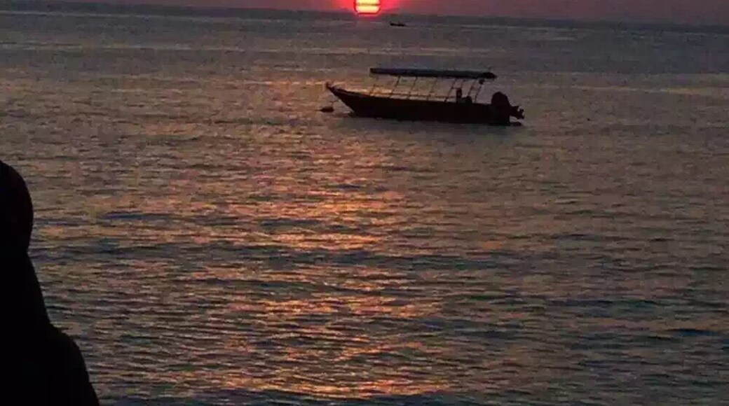16th May, 2015
short trip, escape to an island, Pulau Pangkor enjoy sunset while having steamboat at Nipah Deli
It is really fascinating momment
Photo taken using iphone6
#GoldenHour