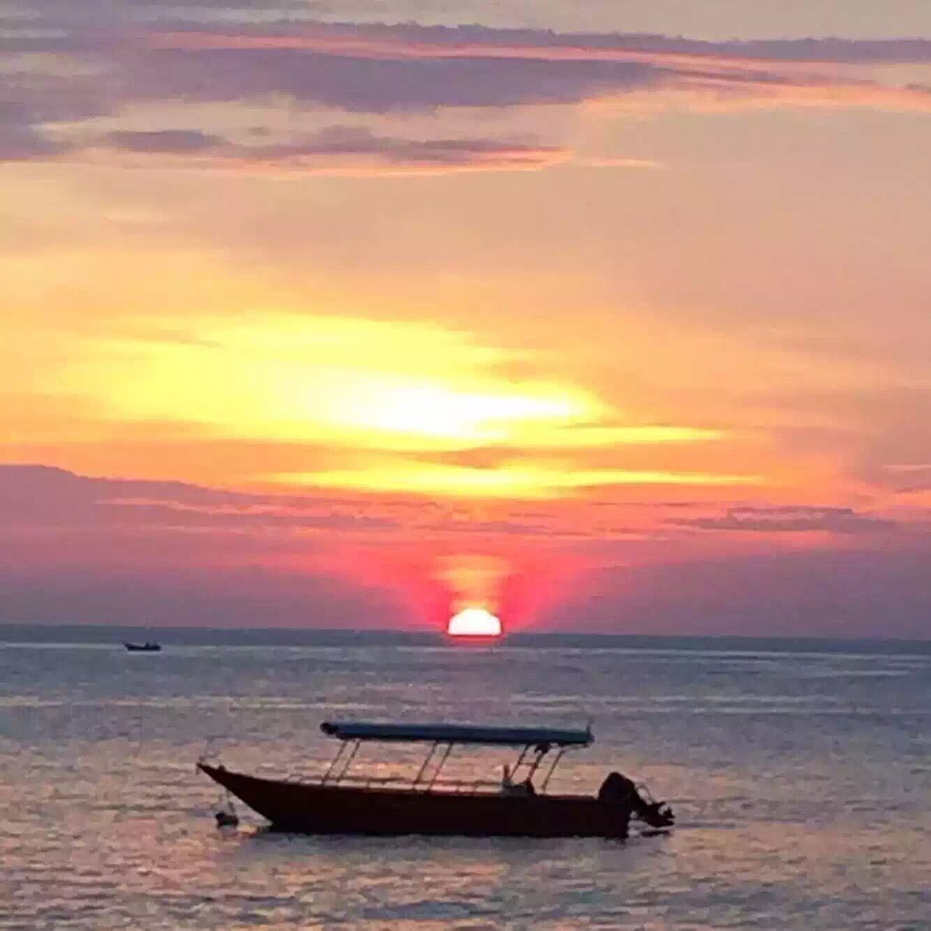It was on the 16th May 2016,
I had short trip 
Weekend escape to an island, Pulau Pangkor 
After enjoy snorkelling the guy told us if we wanna enjoy the sunset go to "Nipah Deli Restaurant"... U can enjoy sunset while having steamboat haha cool ...
It really fascinating momment 
Photo taken using iphone6
#GoldenHour
