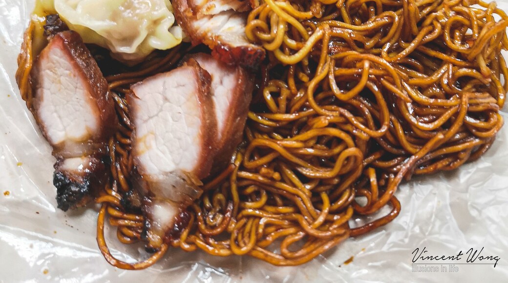 干捞云吞面, "Dry-style wonton noodles". This place has one of the best in PJ. The wonton noodles here are made using the traditional egg noodles that are springy and flavorful. You don't get the awful taste of strong boric acid (like a lot of other places have) and its made to the perfect springy texture. Topped with wonton and char siew (bbq pork), this makes a delicious mouth watering dish. .
#photography #foodphotography #photooftheday #foodporn #foodideas #delicious #tasty #wontonnoodles #雲吞麵#drynoodles #乾撈 #charsiew #chinesefood #hongkongfood #malaysianfood #eggnoodles #wonton #noodles #cravings #foodie #favorite #phoneography #huaweip20pro #huawei #huaweiaddict