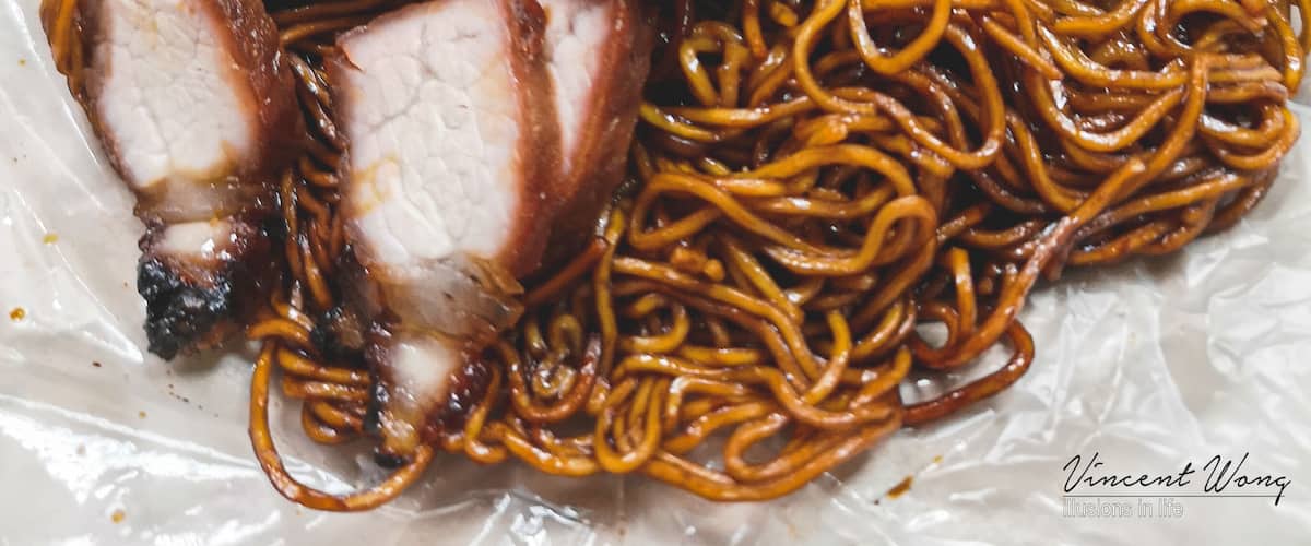 干捞云吞面, "Dry-style wonton noodles". This place has one of the best in PJ. The wonton noodles here are made using the traditional egg noodles that are springy and flavorful. You don't get the awful taste of strong boric acid (like a lot of other places have) and its made to the perfect springy texture. Topped with wonton and char siew (bbq pork), this makes a delicious mouth watering dish. .
#photography #foodphotography #photooftheday #foodporn #foodideas #delicious #tasty #wontonnoodles #雲吞麵#drynoodles #乾撈 #charsiew #chinesefood #hongkongfood #malaysianfood #eggnoodles #wonton #noodles #cravings #foodie #favorite #phoneography #huaweip20pro #huawei #huaweiaddict