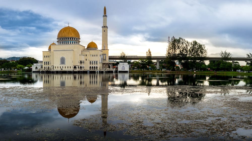 Panoramic view of a mosque in Petaling Jaya, Malaysia, Shutterstock ID 644613526, SF SSA Case with Manager Approval: Case 07151371, Job: Prepay credit, Client/Licensee: , Other: