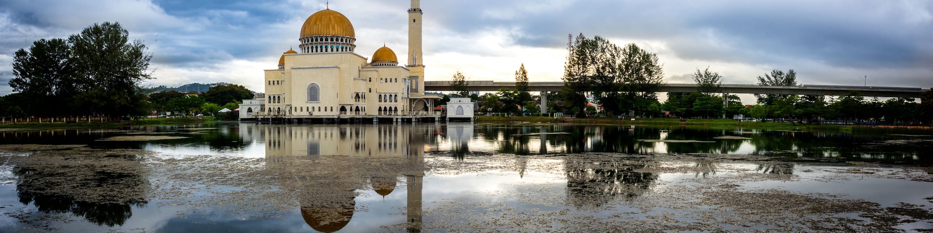 Panoramic view of a mosque in Petaling Jaya, Malaysia, Shutterstock ID 644613526, SF SSA Case with Manager Approval: Case 07151371, Job: Prepay credit, Client/Licensee: , Other: