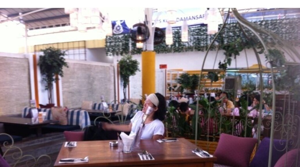 Bonjour Garden, nice place for afternoon tea & relax