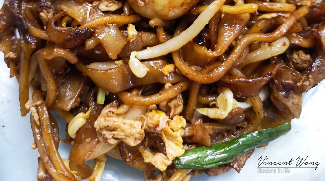 Craving for Char Kuey Teow! You can never get good enough anywhere outside of Malaysia. The cockles is an essential ingredient in this dish. Without it, it just ain't right. .
#photography #foodphotography #photooftheday #foodporn #foodideas #delicious #tasty #ckt #charkueyteow #friedkueyteow #penangfood #malaysianfood #foodie #cockles #favorite #phoneography #huaweip20pro #huawei #huaweiaddict