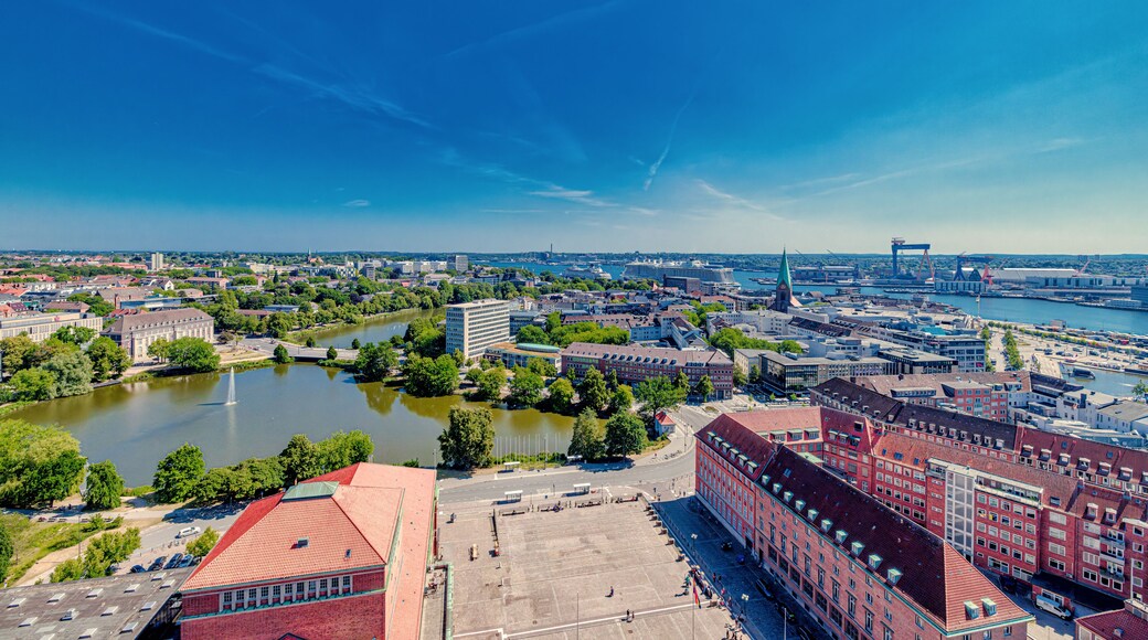 Panorama Blick über die Stadt Kiel. Im Hintergrund ist der Kieler Hafen und der Kieler Hörn zu erkennen.