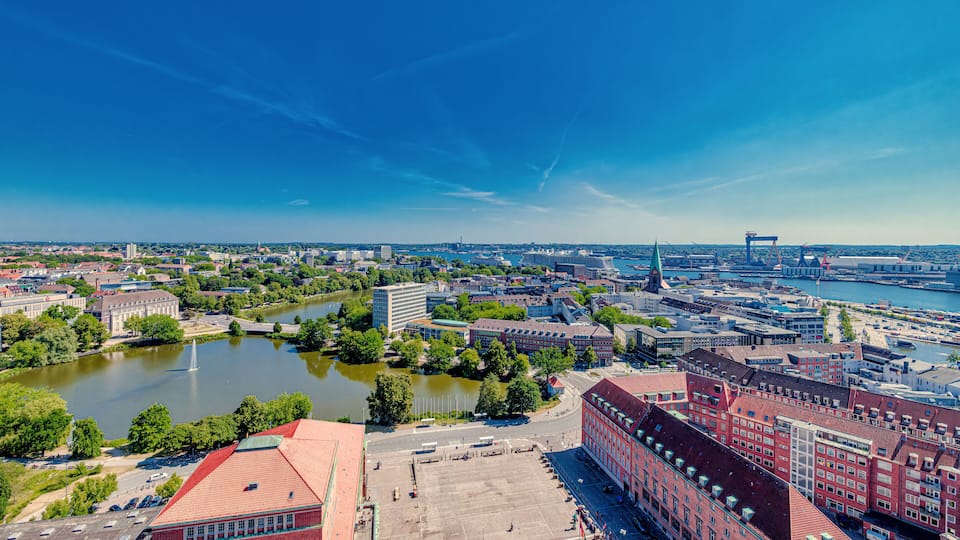 Panorama Blick über die Stadt Kiel. Im Hintergrund ist der Kieler Hafen und der Kieler Hörn zu erkennen.
