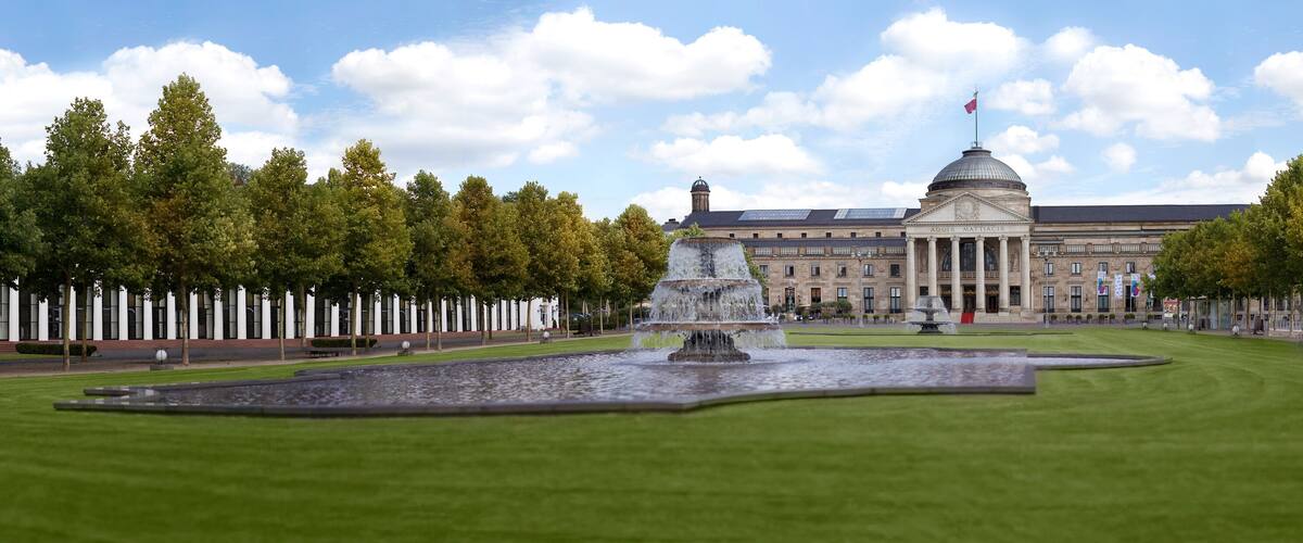 Kurhaus Wiesbaden (Health Spa) und Bowling Green im Sommer mit Springbrunnen und Panorama Blick