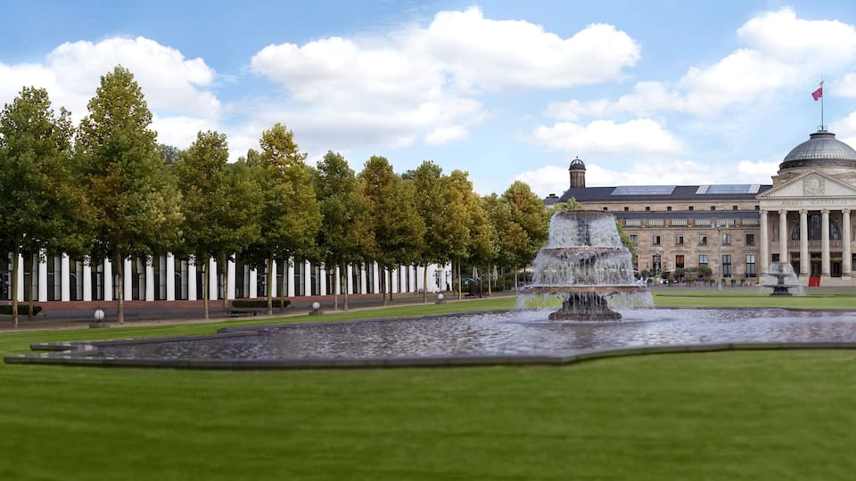 Kurhaus Wiesbaden (Health Spa) und Bowling Green im Sommer mit Springbrunnen und Panorama Blick