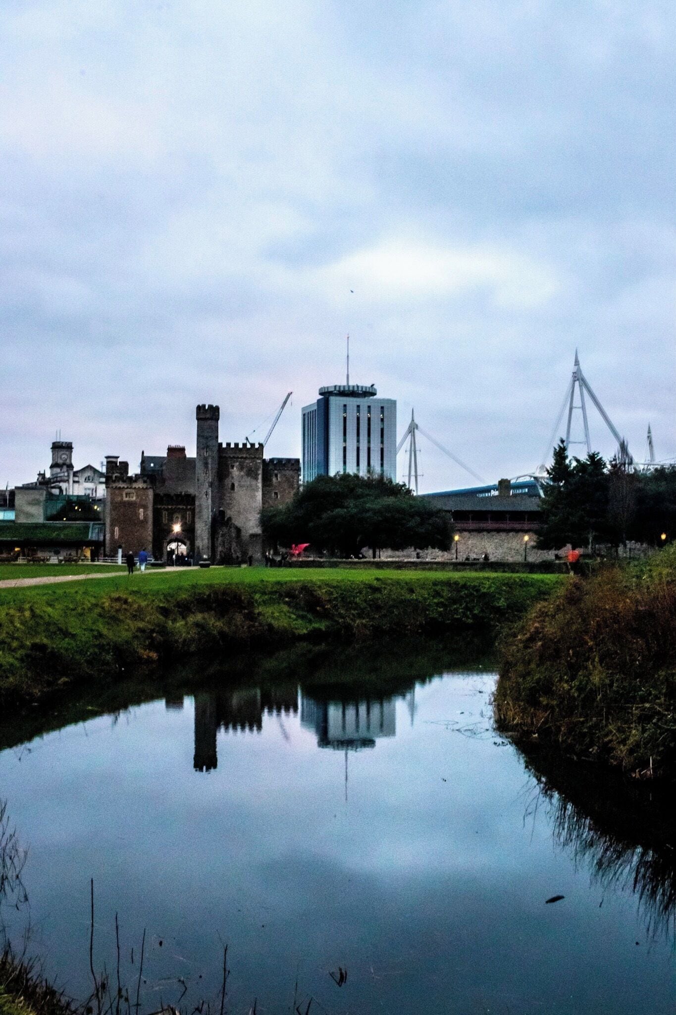 The Cardiff skyline reflecting off the moat of Cardiff Castle


#trovember #cardiffcastle #cardiff #castles #wales #moats