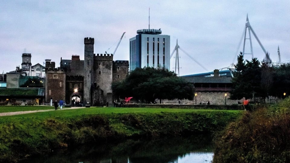 The Cardiff skyline reflecting off the moat of Cardiff Castle
#trovember #cardiffcastle #cardiff #castles #wales #moats