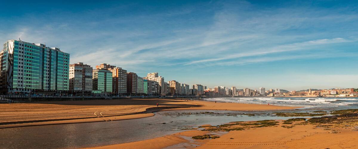 Playa de San Lorenzo, pan view