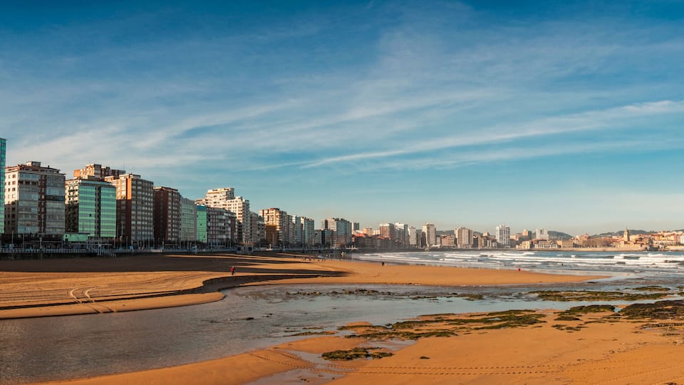 Playa de San Lorenzo, pan view