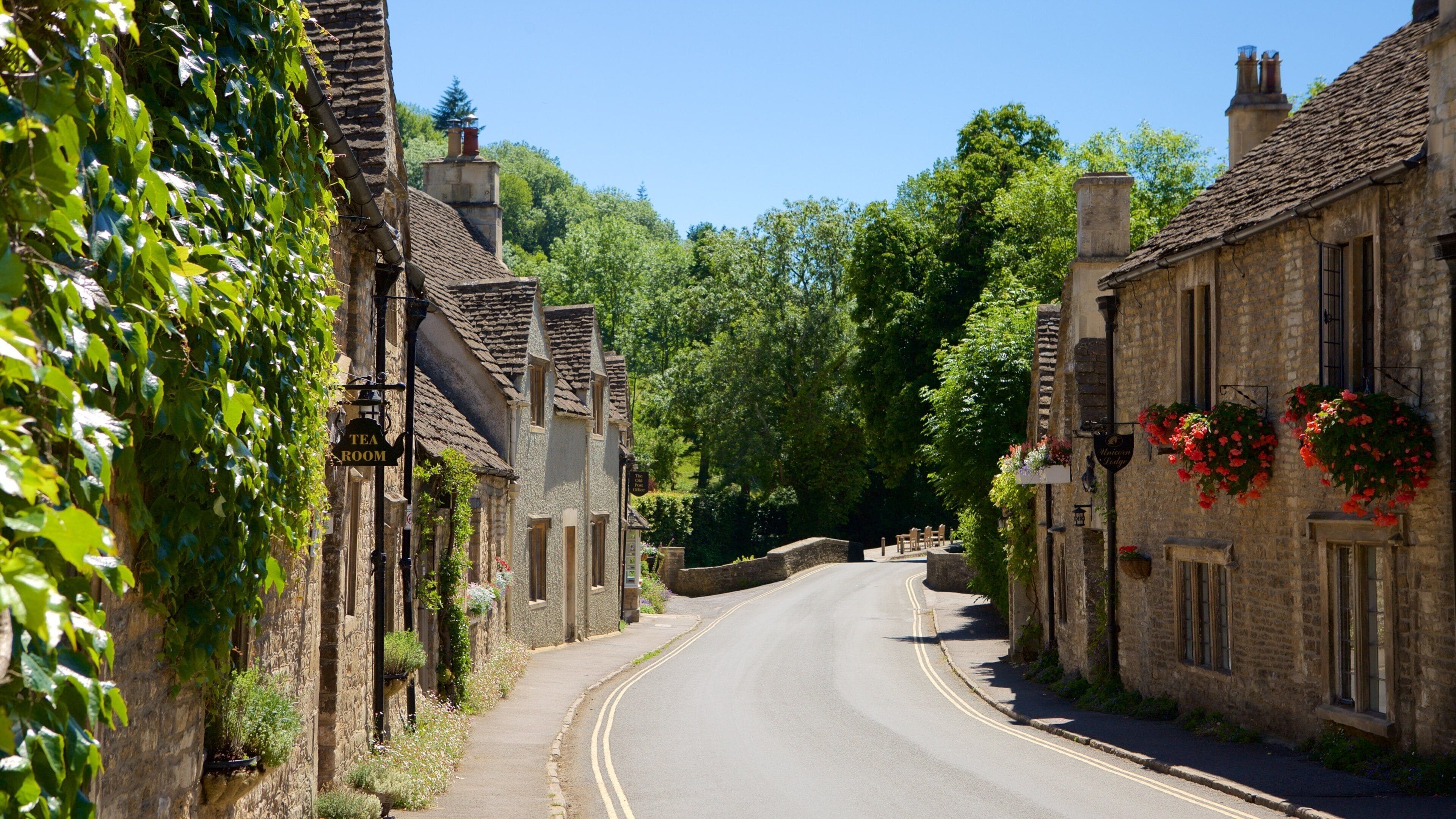 Castle Combe showing street scenes, a house and heritage elements