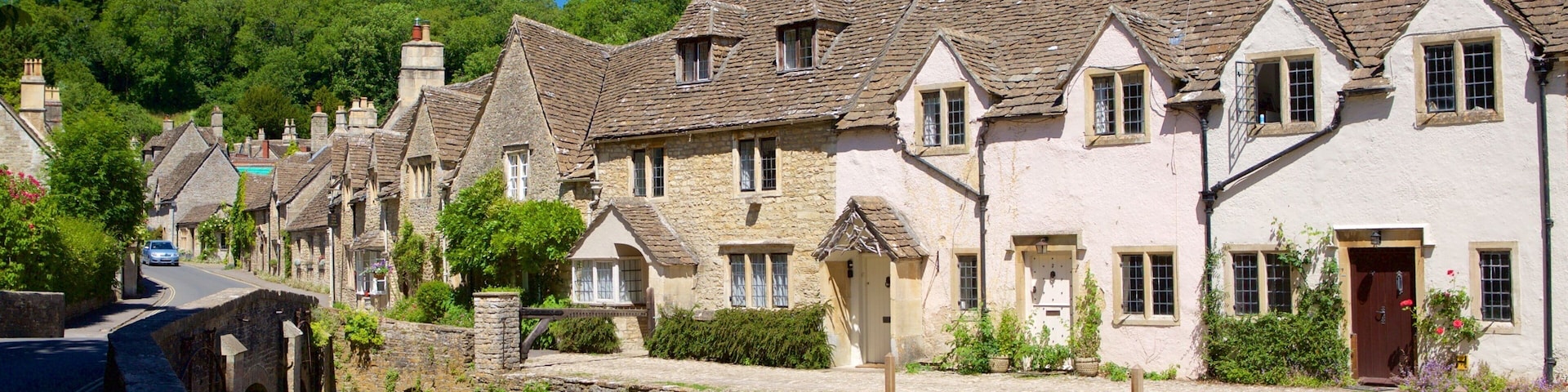 Castle Combe showing a small town or village, a house and heritage elements