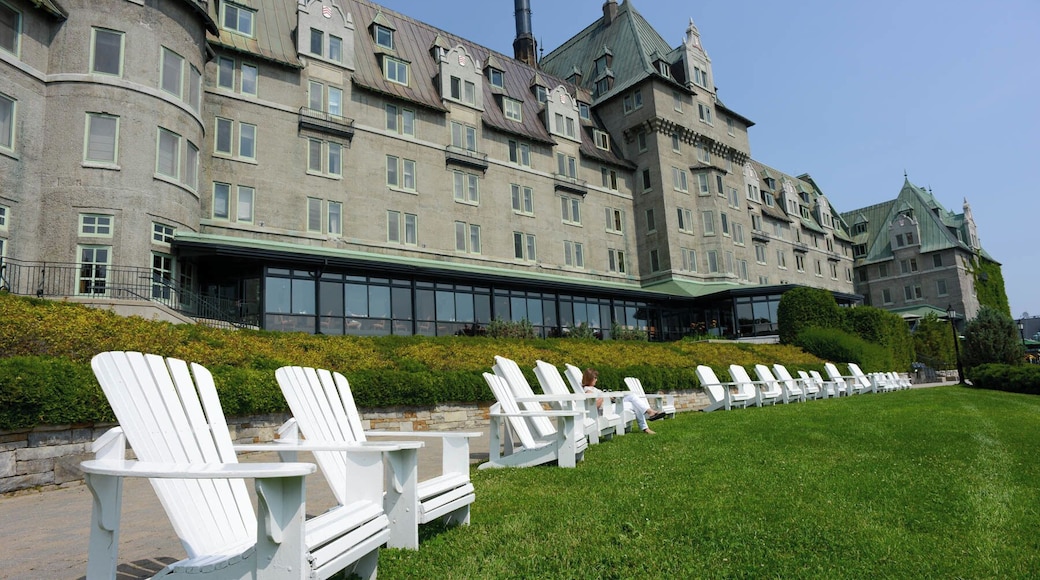 Fairmont Le Manoir Richelieu is located in the region of Charlevoix an hour or so from Quebec City.
This is truly a fabulous escape !
Be sure and go on a horse carriage ride.